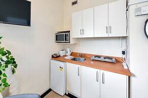 Compact & Budget City Apartment with Air-con