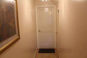 Cozy, Classy Duplex near NYC