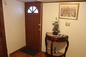 Cozy, Classy Duplex near NYC