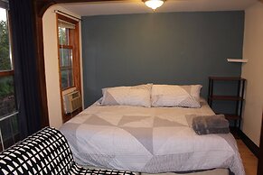 Serene Studio close to NYC. Walk to shops, PATH