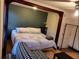 Serene Studio close to NYC. Walk to shops, PATH