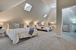 Spacious 6BR/3BA House w/ Parking! Sleeps 20!