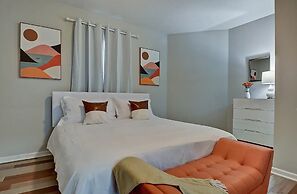 Spacious 6BR/3BA House w/ Parking! Sleeps 20!