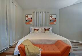 Spacious 6BR/3BA House w/ Parking! Sleeps 20!