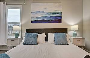 Spacious 6BR/3BA House w/ Parking! Sleeps 20!