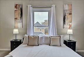 Spacious 6BR/3BA House w/ Parking! Sleeps 20!