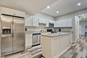 Spacious 6BR/3BA House w/ Parking! Sleeps 20!