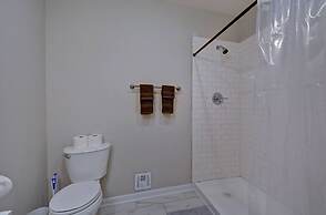 Spacious 6BR/3BA House w/ Parking! Sleeps 20!