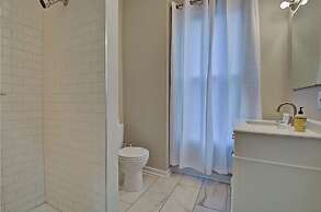 Spacious 6BR/3BA House w/ Parking! Sleeps 20!