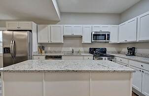 Spacious 6BR/3BA House w/ Parking! Sleeps 20!