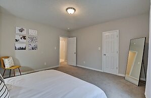 Spacious 6BR/3BA House w/ Parking! Sleeps 20!