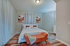 Spacious 6BR/3BA House w/ Parking! Sleeps 20!