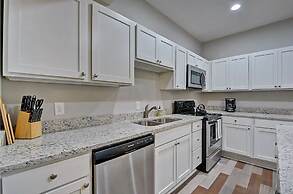 Spacious 6BR/3BA House w/ Parking! Sleeps 20!