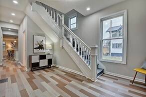 Spacious 6BR/3BA House w/ Parking! Sleeps 20!