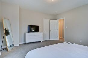 Spacious 6BR/3BA House w/ Parking! Sleeps 20!