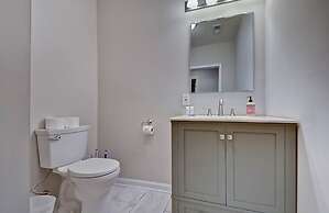 Spacious 6BR/3BA House w/ Parking! Sleeps 20!