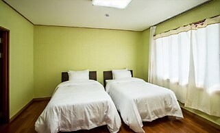 Witch's  broomstick Pension