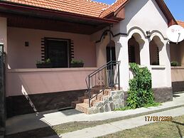 Family Friendly 2-bed Cottage in Periș