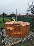 Family Friendly 2-bed Cottage in Periș