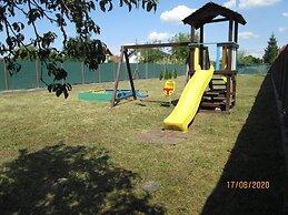 Family Friendly 2-bed Cottage in Periș