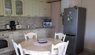 Family Friendly 2-bed Cottage in Periș