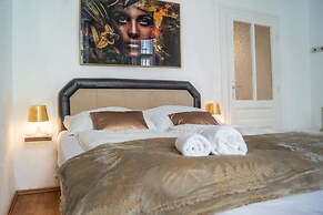 Chic Apartment Near Downtown