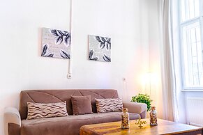 Chic Apartment Near Downtown