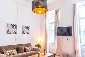 Chic Apartment Near Downtown