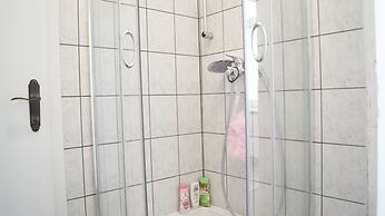 Shared Modern Apartment Schönbrunn - Budget Chic Room