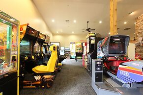 Golden Getaway 2 Bedroom Condo by RedAwning