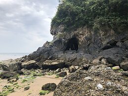 Stunning Beach Front Apartment in Caswell Swansea