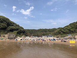 Stunning Beach Front Apartment in Caswell Swansea