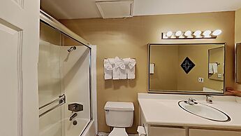 1849 Condos - Spacious 3 Bedrooms with Outdoor Pool & 3 Hot Tubs