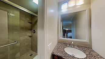 1849 Condos - Spacious 3 Bedrooms with Outdoor Pool & 3 Hot Tubs