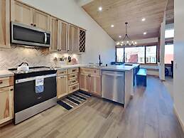 1849 Condos - Spacious 3 Bedrooms with Outdoor Pool & 3 Hot Tubs