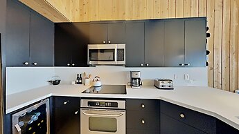 1849 Condos - Spacious 3 Bedrooms with Outdoor Pool & 3 Hot Tubs