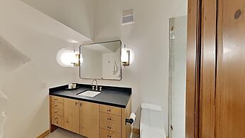 1849 Condos - Spacious 3 Bedrooms with Outdoor Pool & 3 Hot Tubs