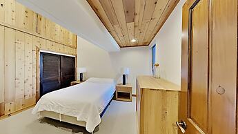 1849 Condos - Spacious 3 Bedrooms with Outdoor Pool & 3 Hot Tubs