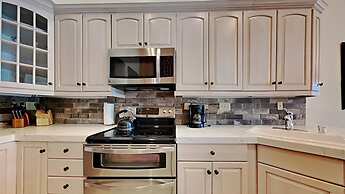 1849 Condos - Spacious 3 Bedrooms with Outdoor Pool & 3 Hot Tubs