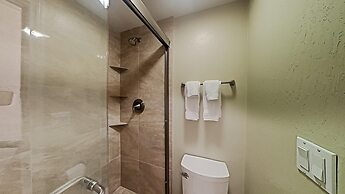 1849 Condos - Spacious 3 Bedrooms with Outdoor Pool & 3 Hot Tubs