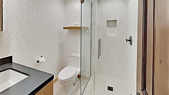 1849 Condos - Spacious 3 Bedrooms with Outdoor Pool & 3 Hot Tubs