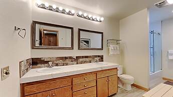 1849 Condos - Spacious 3 Bedrooms with Outdoor Pool & 3 Hot Tubs