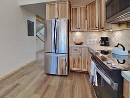 1849 Condos - Spacious 3 Bedrooms with Outdoor Pool & 3 Hot Tubs