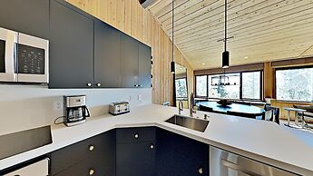 1849 Condos - Spacious 3 Bedrooms with Outdoor Pool & 3 Hot Tubs