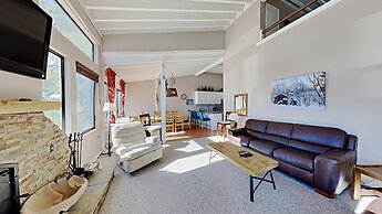 1849 Condos - Spacious 3 Bedrooms with Outdoor Pool & 3 Hot Tubs