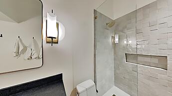 1849 Condos - Spacious 3 Bedrooms with Outdoor Pool & 3 Hot Tubs