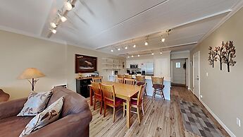 1849 Condos - Spacious 3 Bedrooms with Outdoor Pool & 3 Hot Tubs