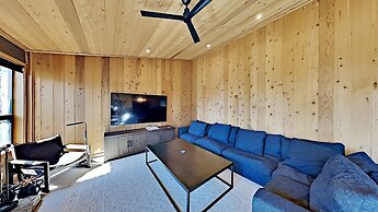 1849 Condos - Spacious 3 Bedrooms with Outdoor Pool & 3 Hot Tubs