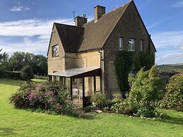 Beautiful 3 Bedroomed Cotswolds Farmhouse