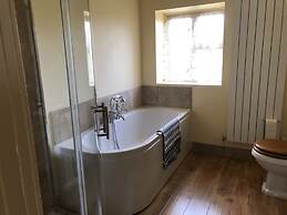 Beautiful 3 Bedroomed Cotswolds Farmhouse